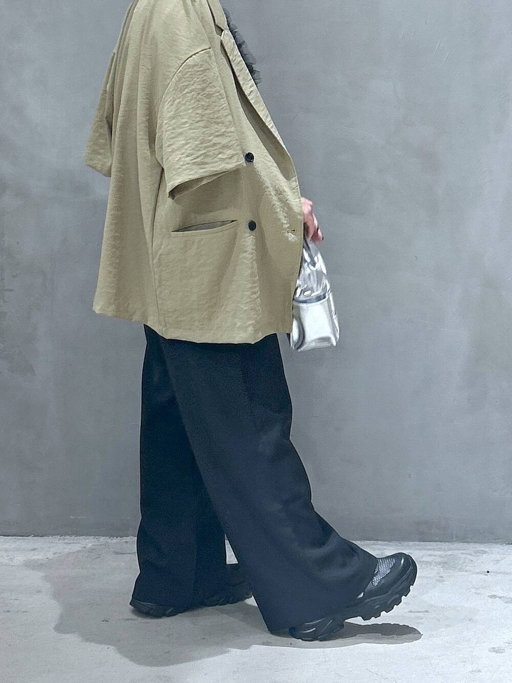 ブラック系のスニーカー、ブラック系のその他パンツ、ホワイト系のTシャツ/カットソーを着用したレディースの春コーディネートの6枚目の写真
