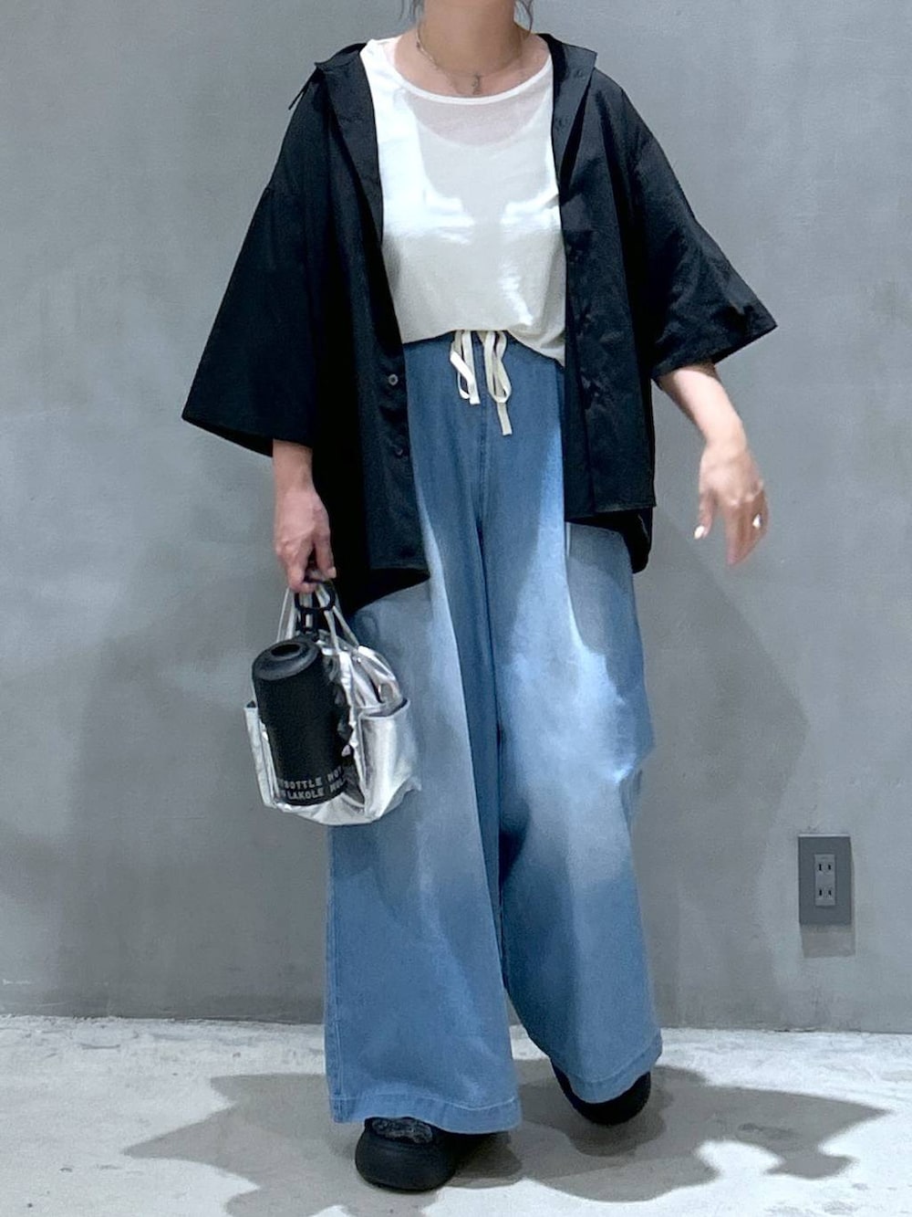 その他のショルダーバッグ、ブラック系のサンダル、ホワイト系のTシャツ/カットソーを着用したレディースの夏コーディネートの6枚目の写真