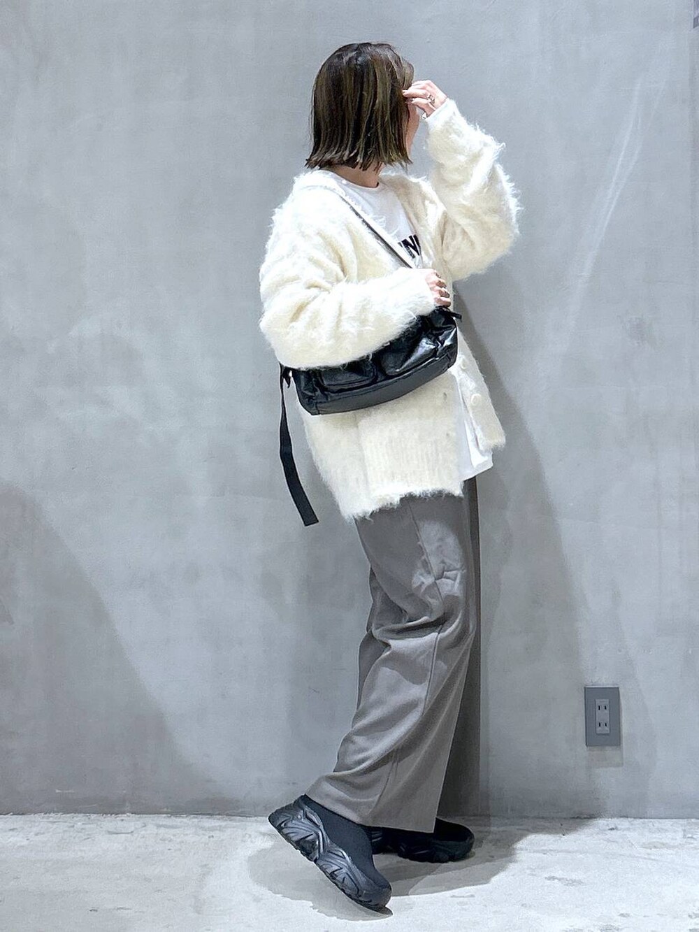 ベージュ系のカーディガン/ボレロ、ブラック系のブーツ、ベージュ系のその他パンツを着用したレディースの秋コーディネートの5枚目の写真