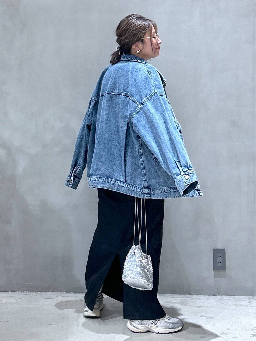 グレー系のスニーカー、ブラック系のカーディガン/ボレロ、ブルー系のデニムジャケットを着用したレディースの秋コーディネートの5枚目の写真