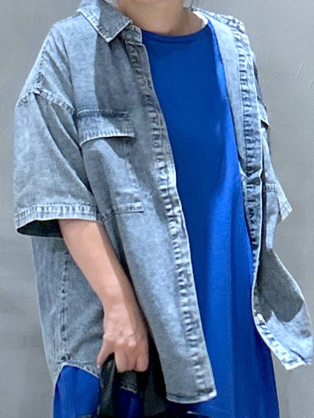 ブラック系のシャツ/ブラウス、ブラック系のショルダーバッグ、ブルー系のワンピースを着用したレディースの夏コーディネートの3枚目の写真