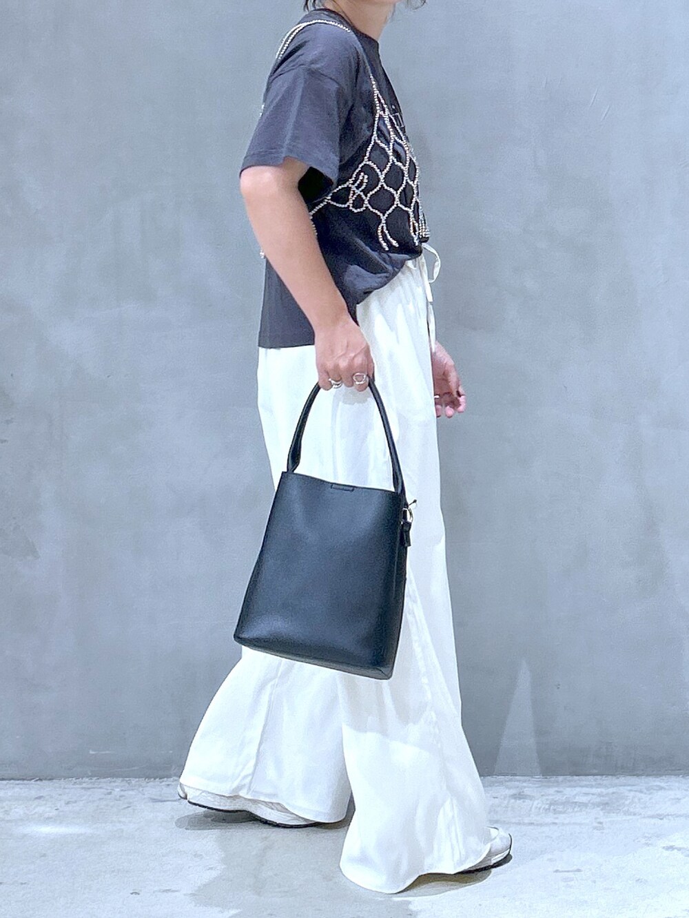 ホワイト系のその他パンツ、ブラック系のショルダーバッグ、グレー系のTシャツ/カットソーを着用したレディースの夏コーディネートの2枚目の写真
