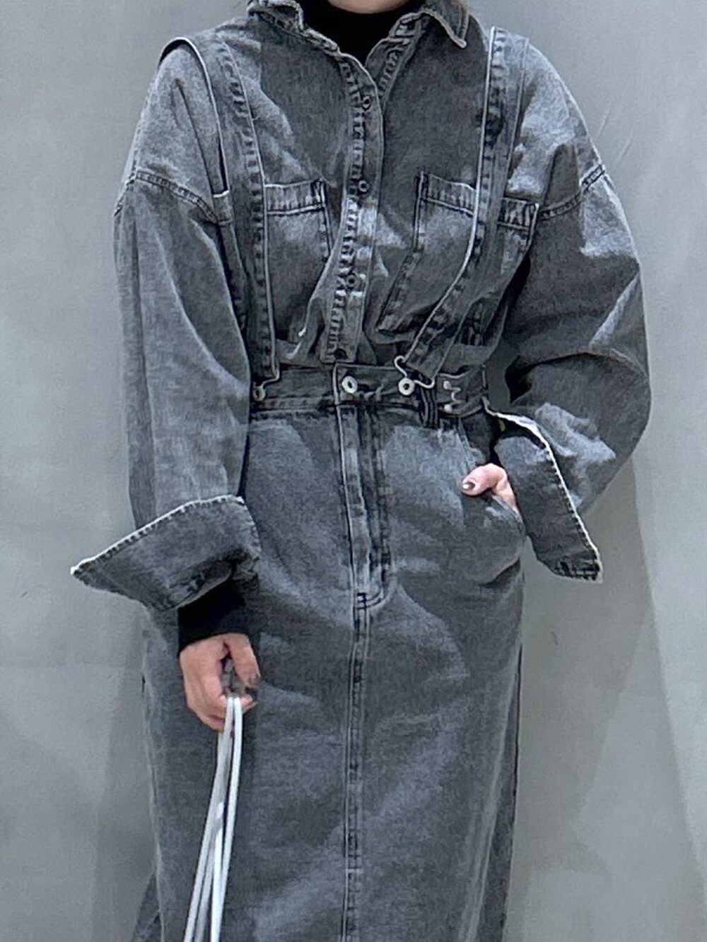 「シンプルコーデ、デニムパンツ、低身長、体型カバー、ベーシック/シンプル、カジュアル、ママコーデ、着痩せ、ゆったり、メガネ、LAKOLE、着痩せ・細見え」｜「LAKOLEのケミカルウォッシュシャツ長袖 / 140262（シャツ/ブラウス、ブラック系）」を使った、asamiさん（レディース・155cm）の冬コーディネートの3枚目の写真