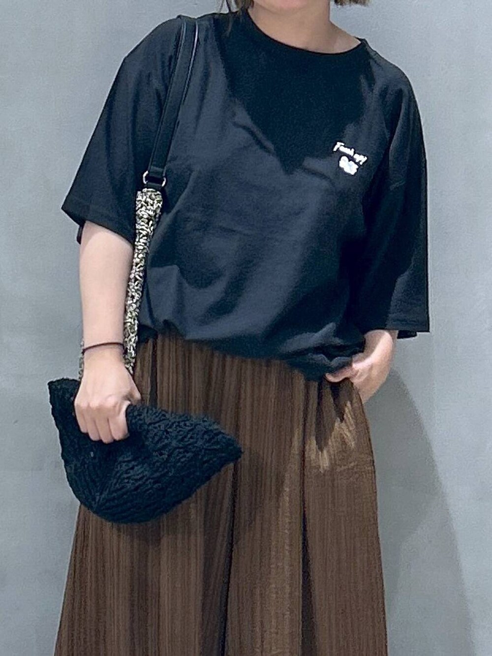 ブラック系のトートバッグ、ブラック系のサンダル、ブラウン系のその他パンツを着用したレディースの春コーディネートの4枚目の写真