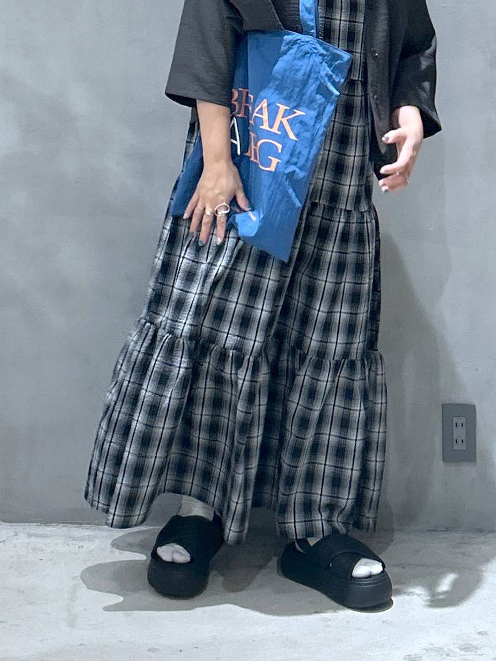 「体型カバー、ベーシック/シンプル、カジュアル、ママコーデ、低身長、着痩せ、ゆったり、メガネ、LAKOLE、着痩せ・細見え、シンプルコーデ、ワンピース、シャツ、シャツスタイル」|「LAKOLEのステンレス華奢チェーンネックレス2 / 114407(ネックレス、その他)」を使った、asamiさん(レディース・155cm)の夏コーディネートの5枚目の写真
