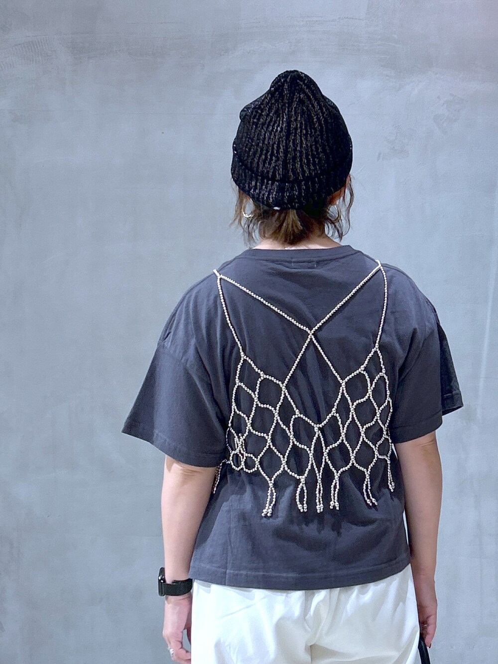 ホワイト系のその他パンツ、ブラック系のショルダーバッグ、グレー系のTシャツ/カットソーを着用したレディースの夏コーディネートの3枚目の写真