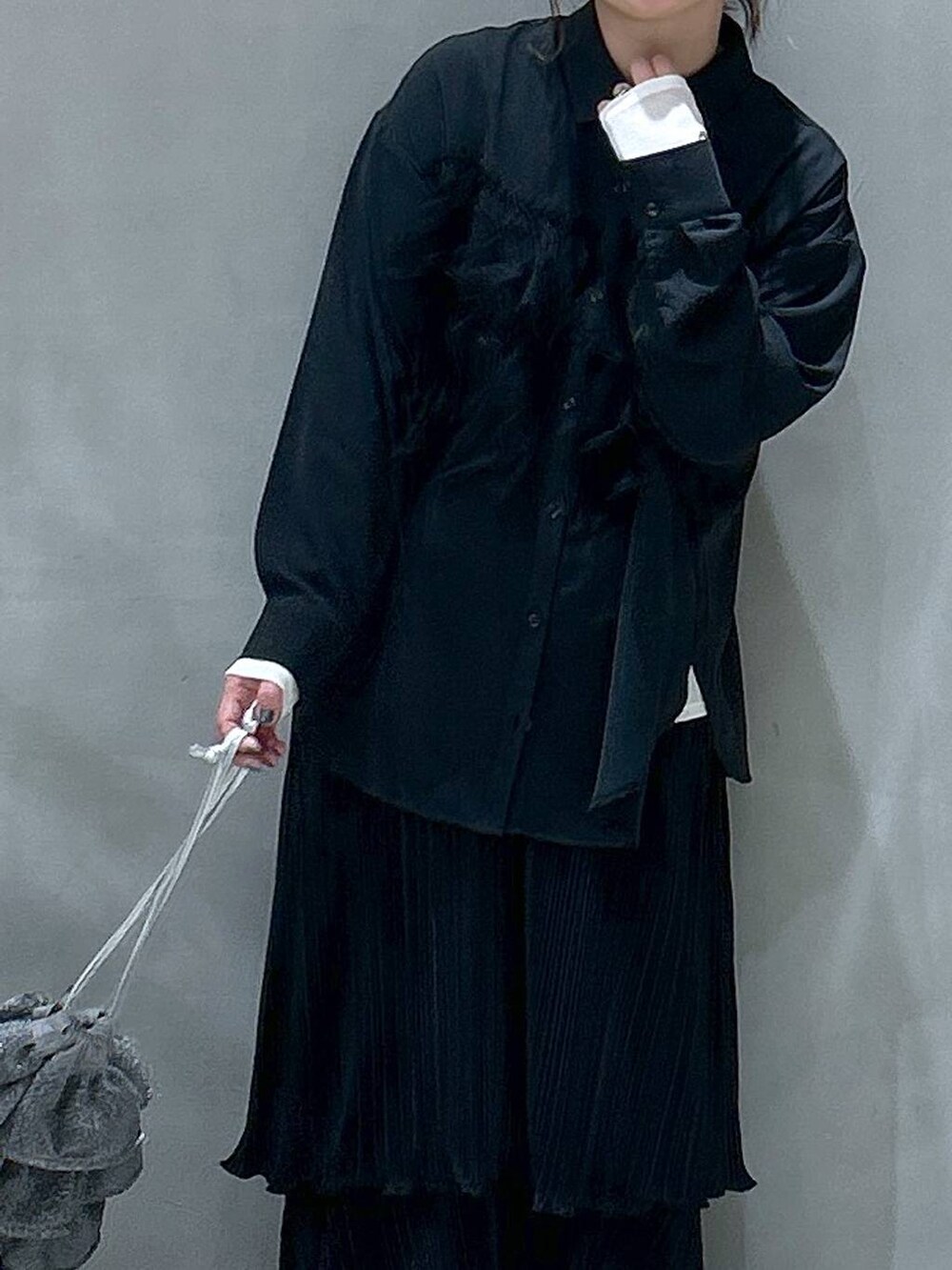 シルバー系のパンプス、ホワイト系のTシャツ/カットソー、ブラック系のシャツ/ブラウスを着用したレディースの春コーディネートの3枚目の写真