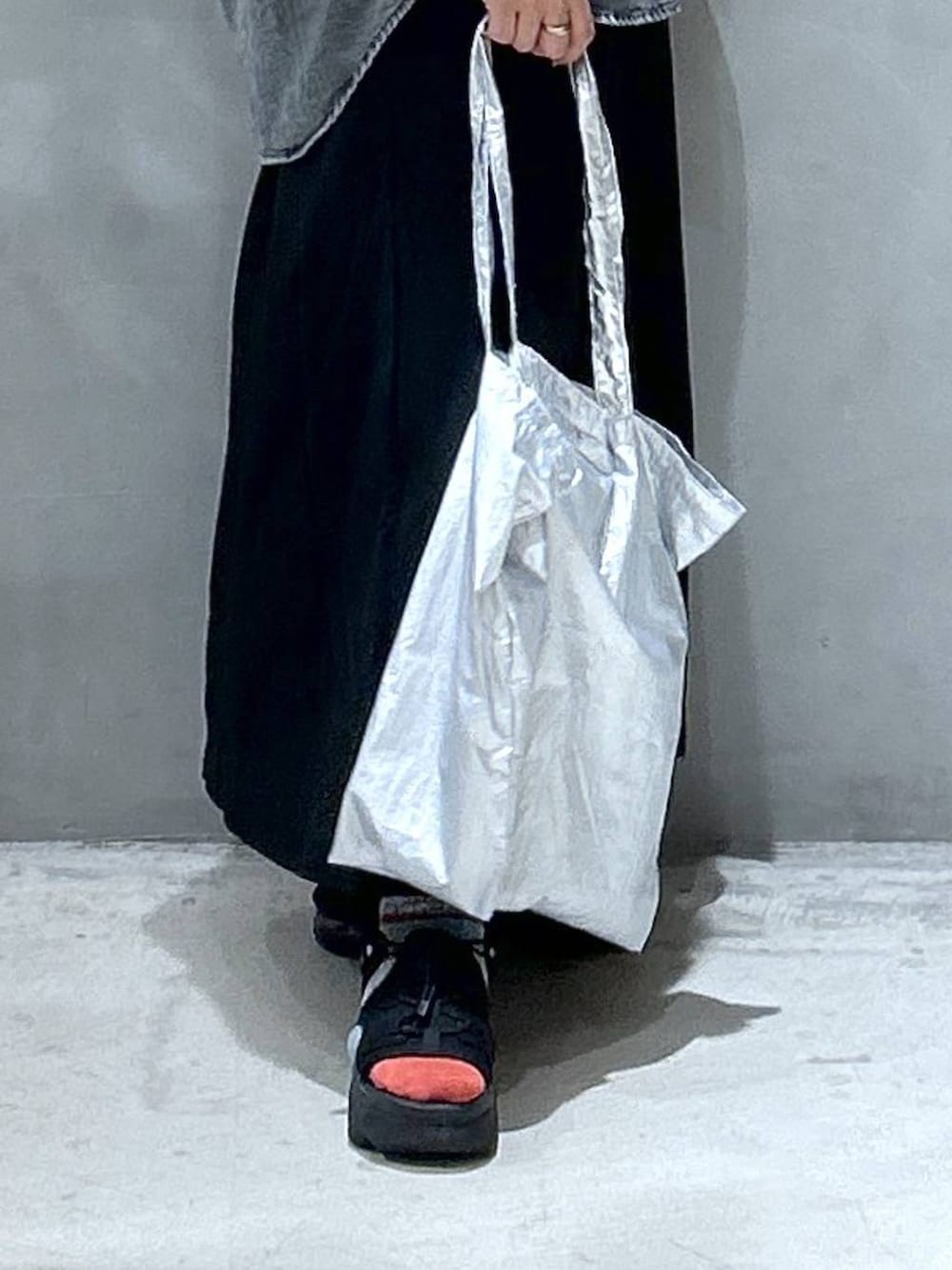 ブラック系のスカート、ブラック系のシャツ/ブラウス、その他のエコバッグ/サブバッグを着用したレディースの夏コーディネートの5枚目の写真