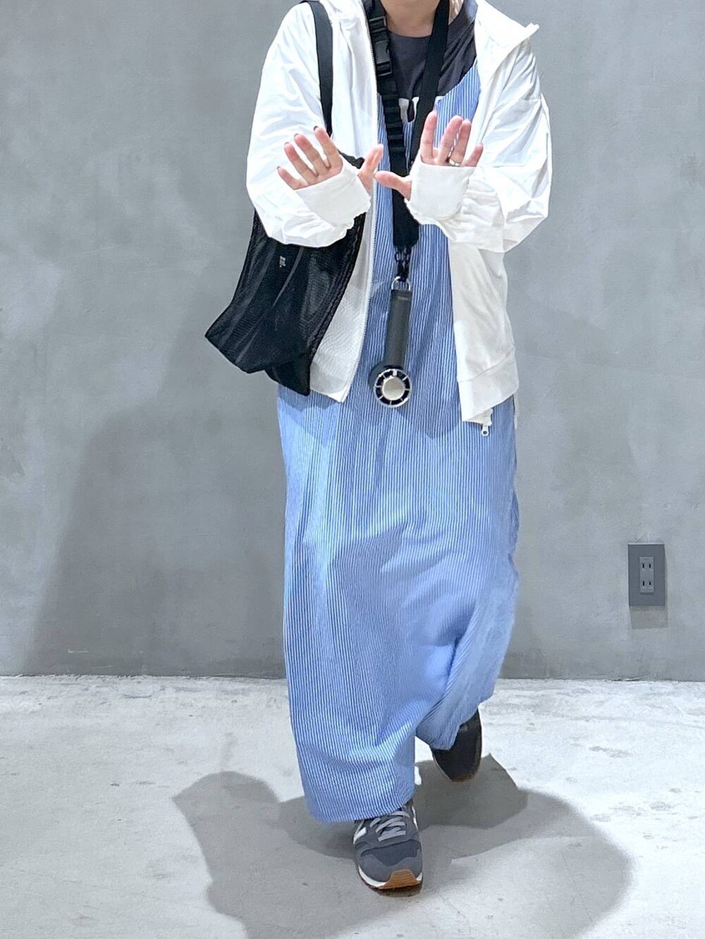 グレー系のスニーカー、グレー系のTシャツ/カットソー、ブルー系のワンピースを着用したレディースの春コーディネートの6枚目の写真