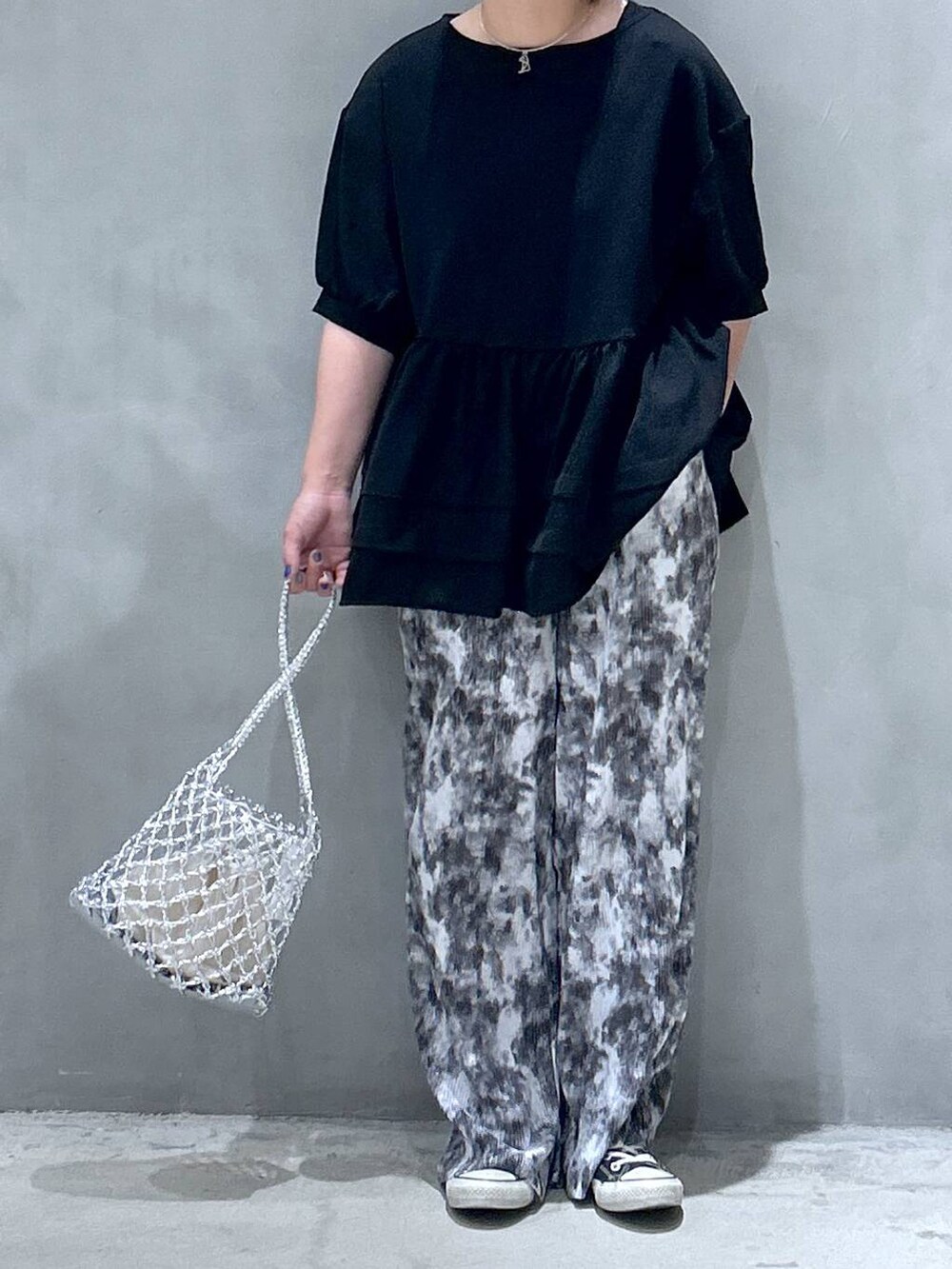 シルバー系のかごバッグ、グレー系のその他パンツ、その他のサングラスを着用したレディースの春コーディネートの4枚目の写真