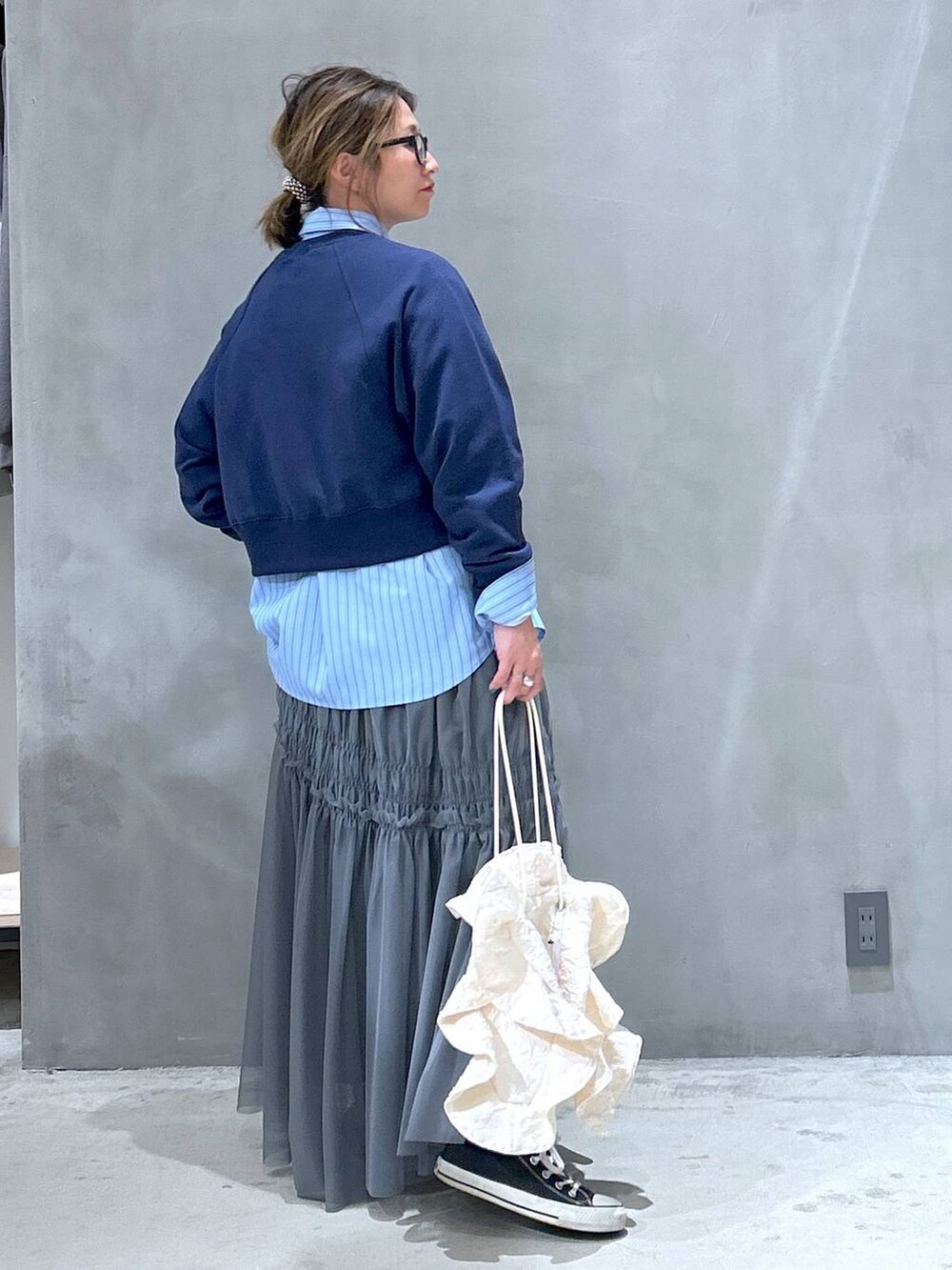 ホワイト系のショルダーバッグ、ブルー系のシャツ/ブラウス、ブルー系のスウェットを着用したレディースの春コーディネートの3枚目の写真