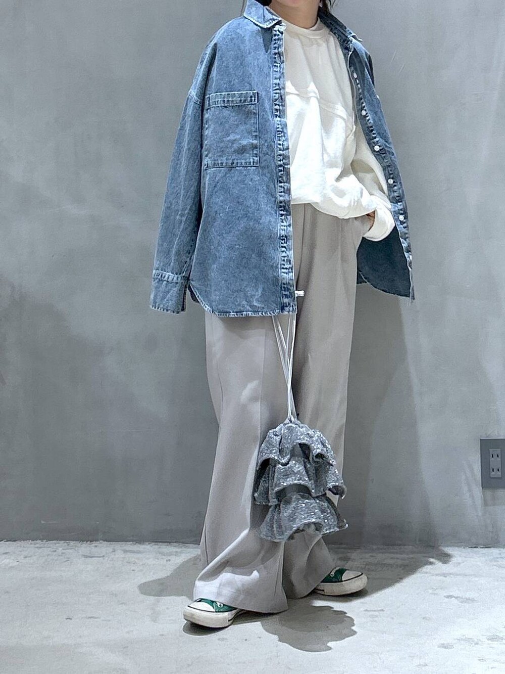 ブルー系のシャツ/ブラウス、シルバー系のショルダーバッグ、ベージュ系のその他パンツを着用したレディースの冬コーディネートの4枚目の写真