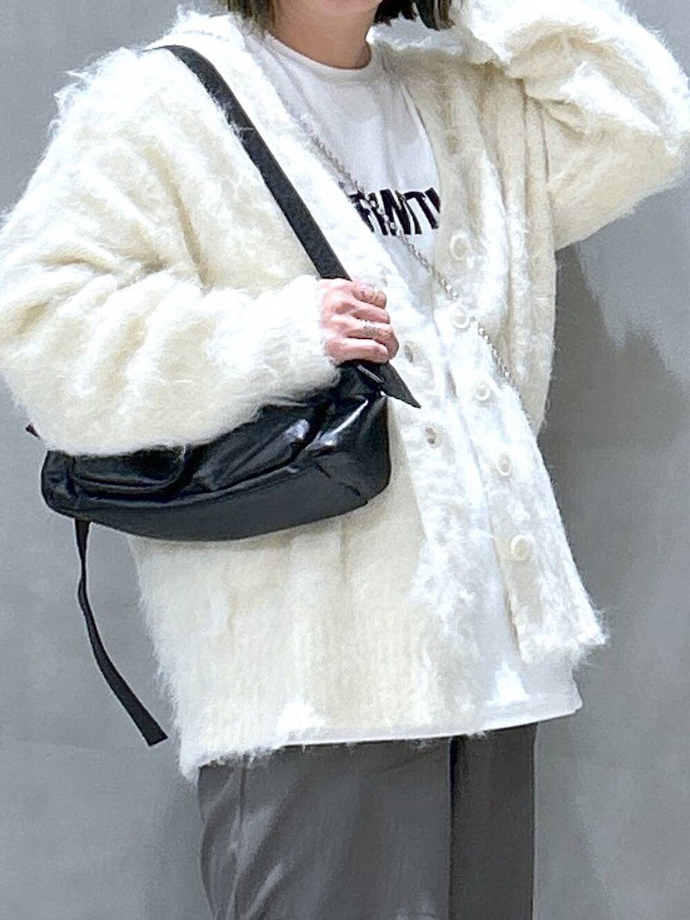 ベージュ系のカーディガン/ボレロ、ブラック系のブーツ、ベージュ系のその他パンツを着用したレディースの秋コーディネートの3枚目の写真