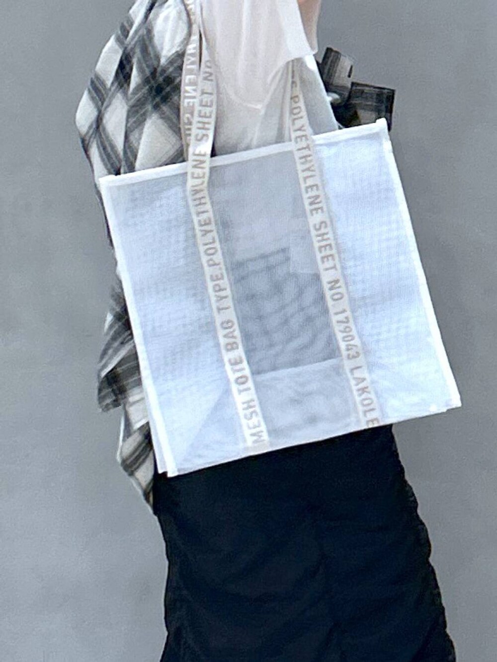 グレー系のスニーカー、ホワイト系のTシャツ/カットソー、ホワイト系のシャツ/ブラウスを着用したレディースの秋コーディネートの4枚目の写真