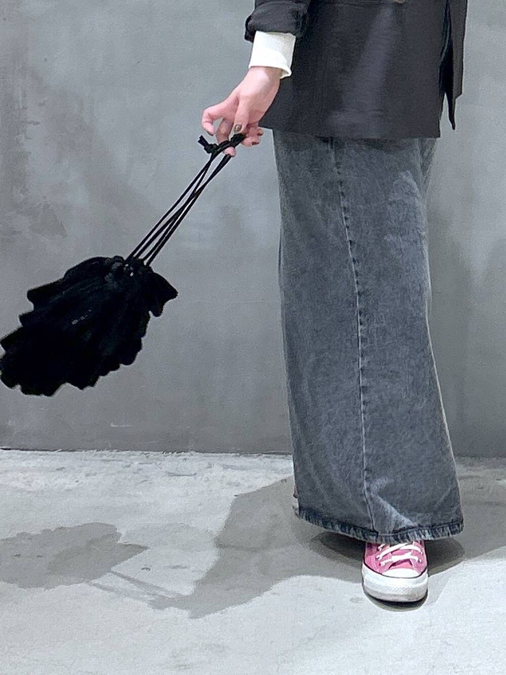 ブラック系のショルダーバッグ、ブラック系のジャンパースカート、グレー系のテーラードジャケットを着用したレディースの冬コーディネートの5枚目の写真