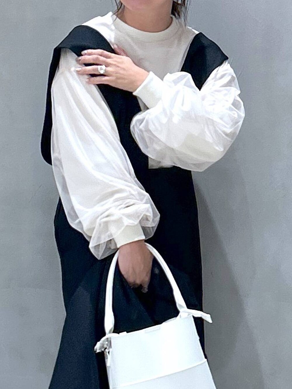 ブラック系のテーラードジャケット、ホワイト系のショルダーバッグ、ブラック系のローファーを着用したレディースの秋コーディネートの4枚目の写真