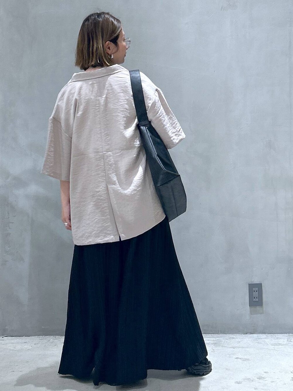 ブラック系のスニーカー、ブラック系のトートバッグ、ブラック系のその他パンツを着用したレディースの春コーディネートの6枚目の写真