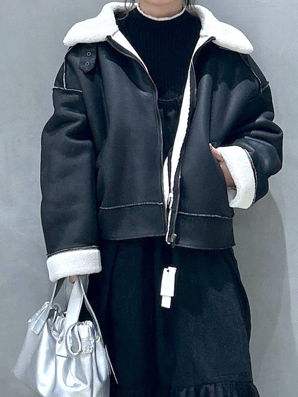 「体型カバー、ベーシック/シンプル、カジュアル、ママコーデ、着痩せ、ゆったり、メガネ、LAKOLE、着痩せ・細見え、シンプルコーデ、ワンピース、アウター、ニット、ブーツ」｜「LAKOLEの12ゲージリブモックネックプルオーバー / 116703（ニット/セーター、ブラック系）」を使った、asamiさん（レディース・155cm）の秋コーディネートの2枚目の写真