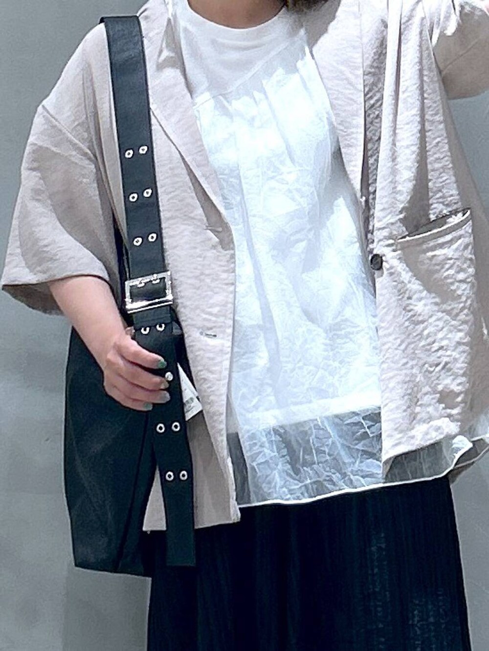 ブラック系のスニーカー、ブラック系のトートバッグ、ブラック系のその他パンツを着用したレディースの春コーディネートの3枚目の写真