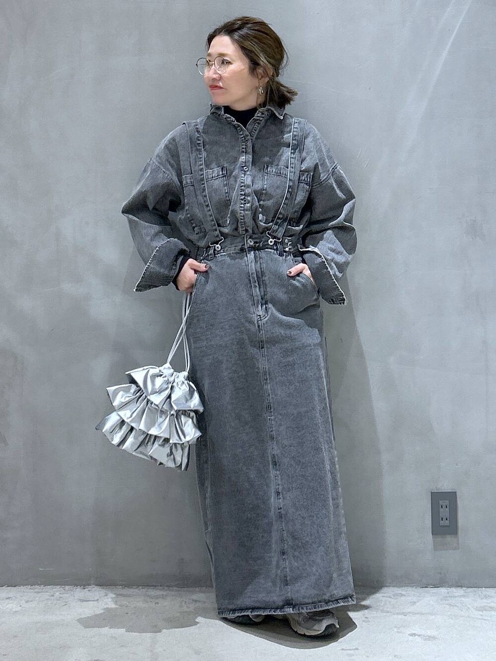 「シンプルコーデ、デニムパンツ、低身長、体型カバー、ベーシック/シンプル、カジュアル、ママコーデ、着痩せ、ゆったり、メガネ、LAKOLE、着痩せ・細見え」｜「LAKOLEのケミカルウォッシュシャツ長袖 / 140262（シャツ/ブラウス、ブラック系）」を使った、asamiさん（レディース・155cm）の冬コーディネートの5枚目の写真