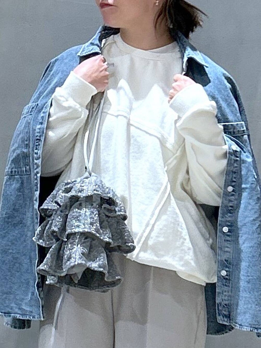 ブルー系のシャツ/ブラウス、シルバー系のショルダーバッグ、ベージュ系のその他パンツを着用したレディースの冬コーディネートの2枚目の写真