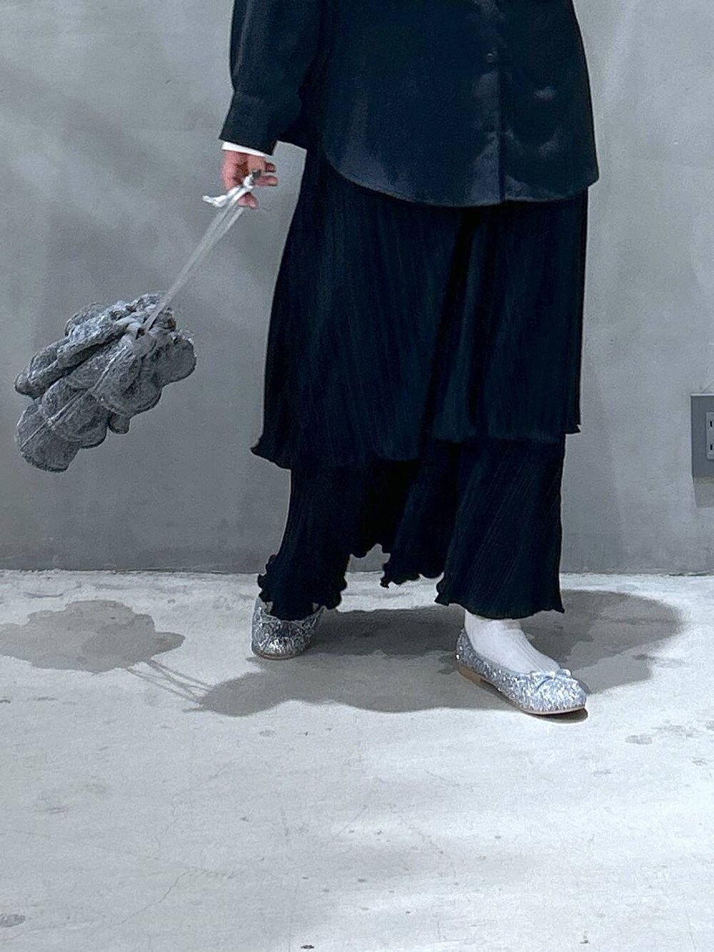 シルバー系のパンプス、ホワイト系のTシャツ/カットソー、ブラック系のシャツ/ブラウスを着用したレディースの春コーディネートの4枚目の写真