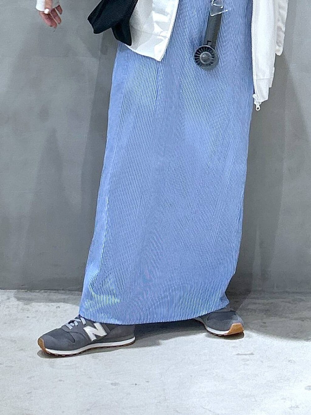 グレー系のスニーカー、グレー系のTシャツ/カットソー、ブルー系のワンピースを着用したレディースの春コーディネートの7枚目の写真