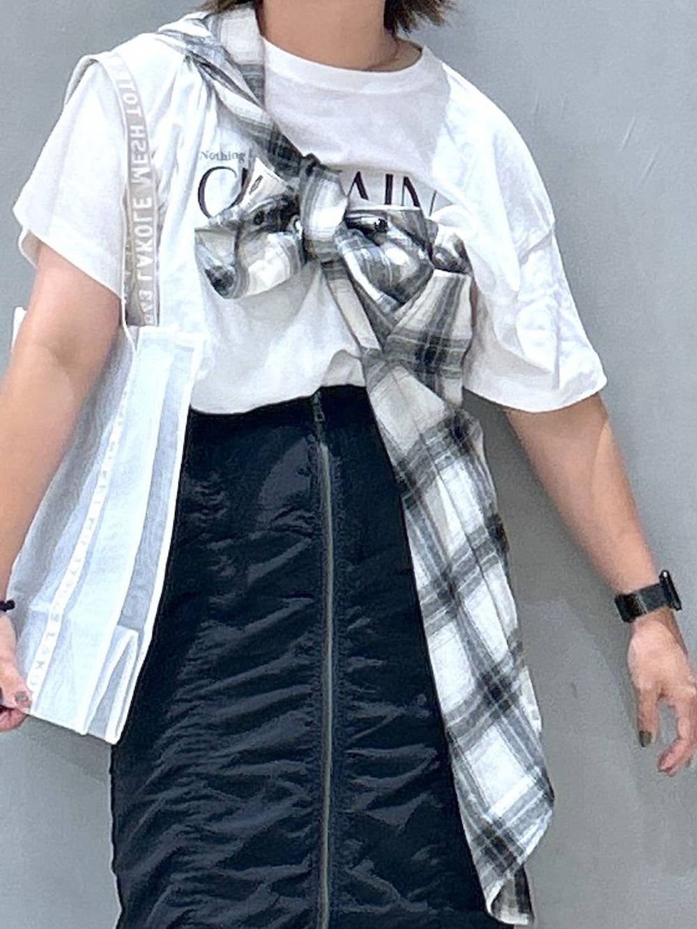 グレー系のスニーカー、ホワイト系のTシャツ/カットソー、ホワイト系のシャツ/ブラウスを着用したレディースの秋コーディネートの2枚目の写真