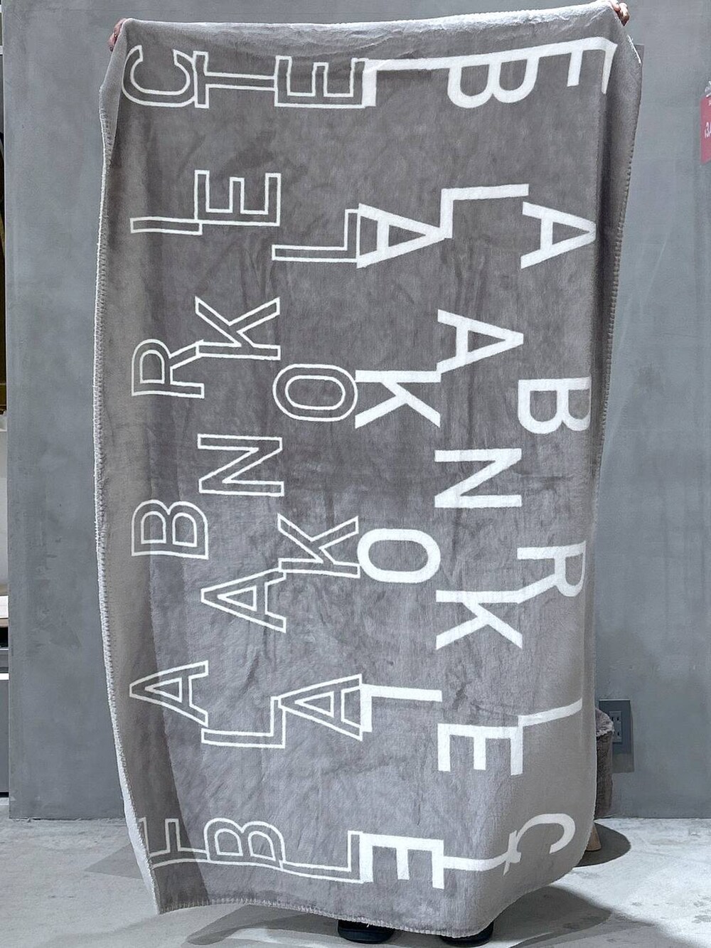 ベージュ系のTシャツ/カットソー、ブラック系のスニーカー、グレー系のその他パンツを着用したレディースの秋コーディネートの3枚目の写真