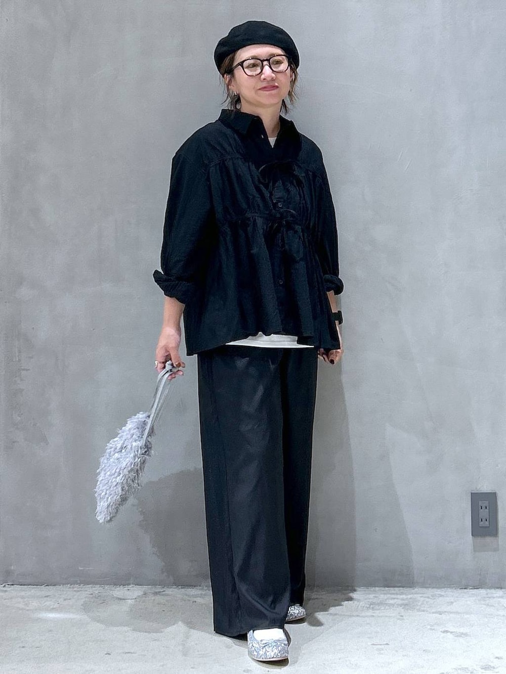 グレー系のショルダーバッグ、シルバー系のパンプス、ブラック系のその他パンツを着用したレディースの夏コーディネートの4枚目の写真