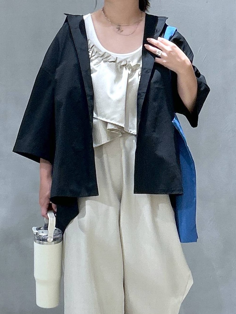 ブラック系のサンダル、ブルー系のトートバッグ、ベージュ系のつなぎ/オールインワンを着用したレディースの夏コーディネートの3枚目の写真