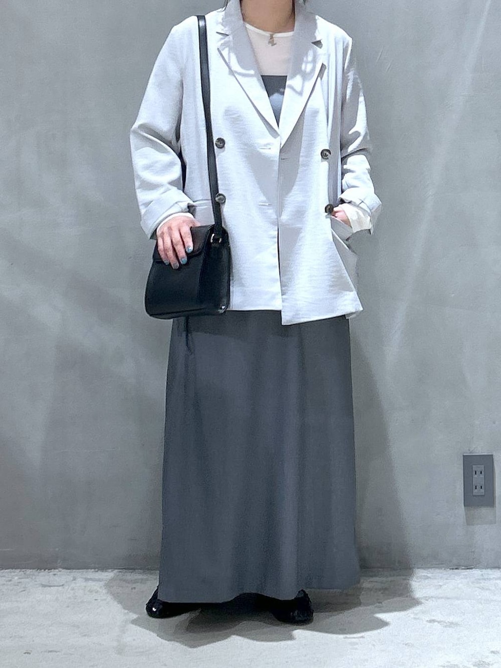 「体型カバー、ベーシック/シンプル、カジュアル、ママコーデ、着痩せ、ゆったり、メガネ、LAKOLE、着痩せ・細見え、シンプルコーデ、オケージョン、ワンピース、ジャケット、ジャケットスタイル、LEPSIM」｜「LEPSIMのステンレスアソートピアス　107881（ピアス（両耳用）、シルバー系）」を使った、asamiさん（レディース・155cm）の冬コーディネートの4枚目の写真