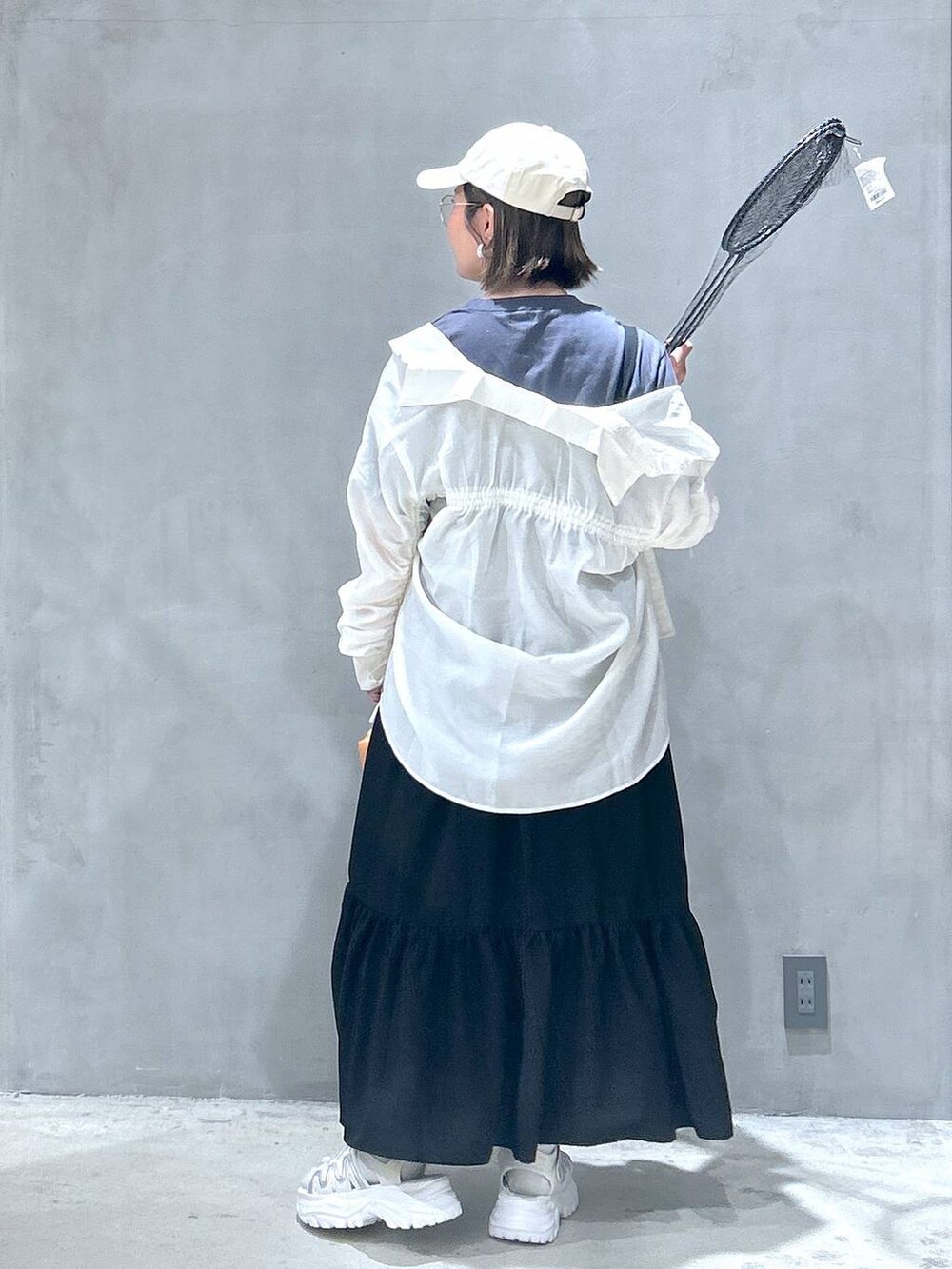 ホワイト系のシャツ/ブラウス、グレー系のTシャツ/カットソー、ブラック系のワンピースを着用したレディースの春コーディネートの2枚目の写真