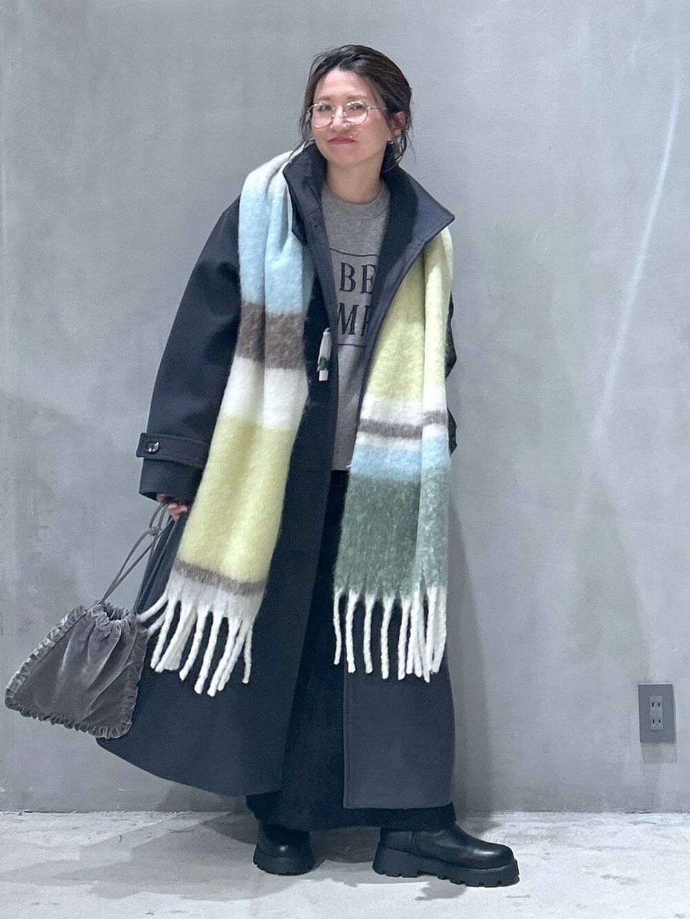 「体型カバー、ベーシック/シンプル、カジュアル、ママコーデ、着痩せ、ゆったり、メガネ、LAKOLE、着痩せ・細見え、シンプルコーデ、コート、アウター、低身長」｜「LAKOLEのウーリーテックスタンドコート / 116704（ステンカラーコート、グレー系）」を使った、asamiさん（レディース・155cm）の秋コーディネートの5枚目の写真