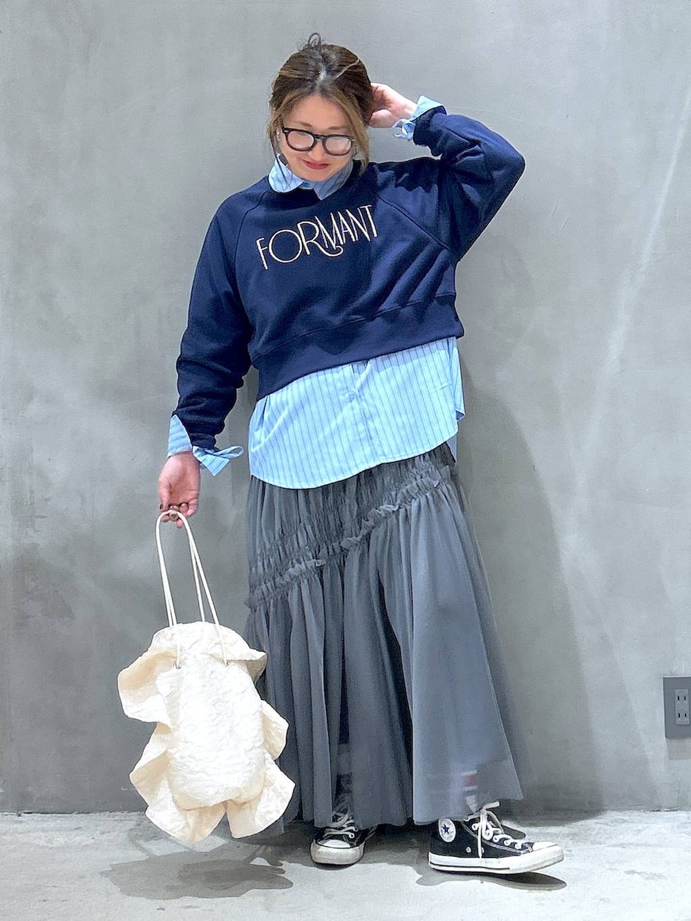 ホワイト系のショルダーバッグ、ブルー系のシャツ/ブラウス、ブルー系のスウェットを着用したレディースの春コーディネートの5枚目の写真