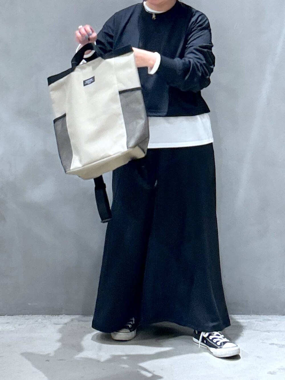 ブラック系のスカート、ブラック系のTシャツ/カットソー、ホワイト系のTシャツ/カットソーを着用したレディースの春コーディネートの5枚目の写真