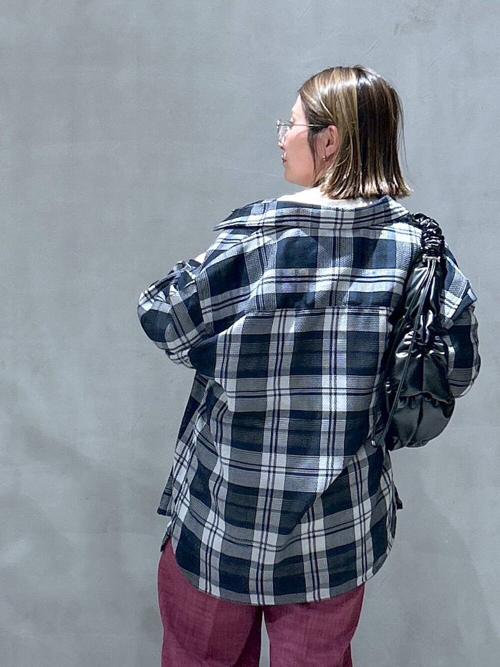 ホワイト系のスニーカー、ブルー系のシャツ/ブラウス、ピンク系のその他パンツを着用したレディースの春コーディネートの3枚目の写真