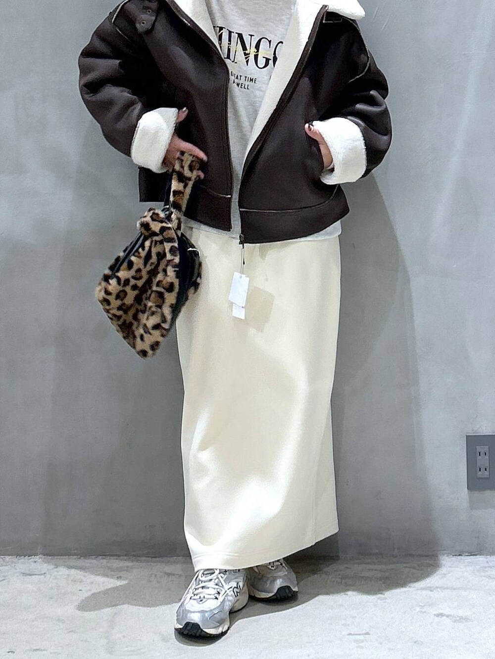 その他のショルダーバッグ、ブラウン系のブルゾン、ベージュ系のスウェットを着用したレディースの冬コーディネートの4枚目の写真