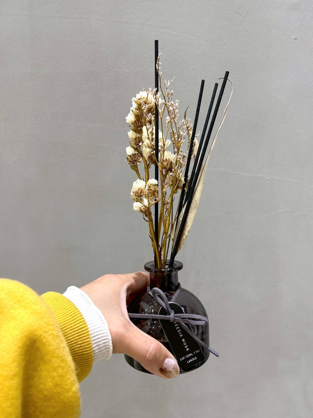 ベージュ系のTシャツ/カットソー、ブラック系のスニーカー、グレー系のその他パンツを着用したレディースの秋コーディネートの8枚目の写真