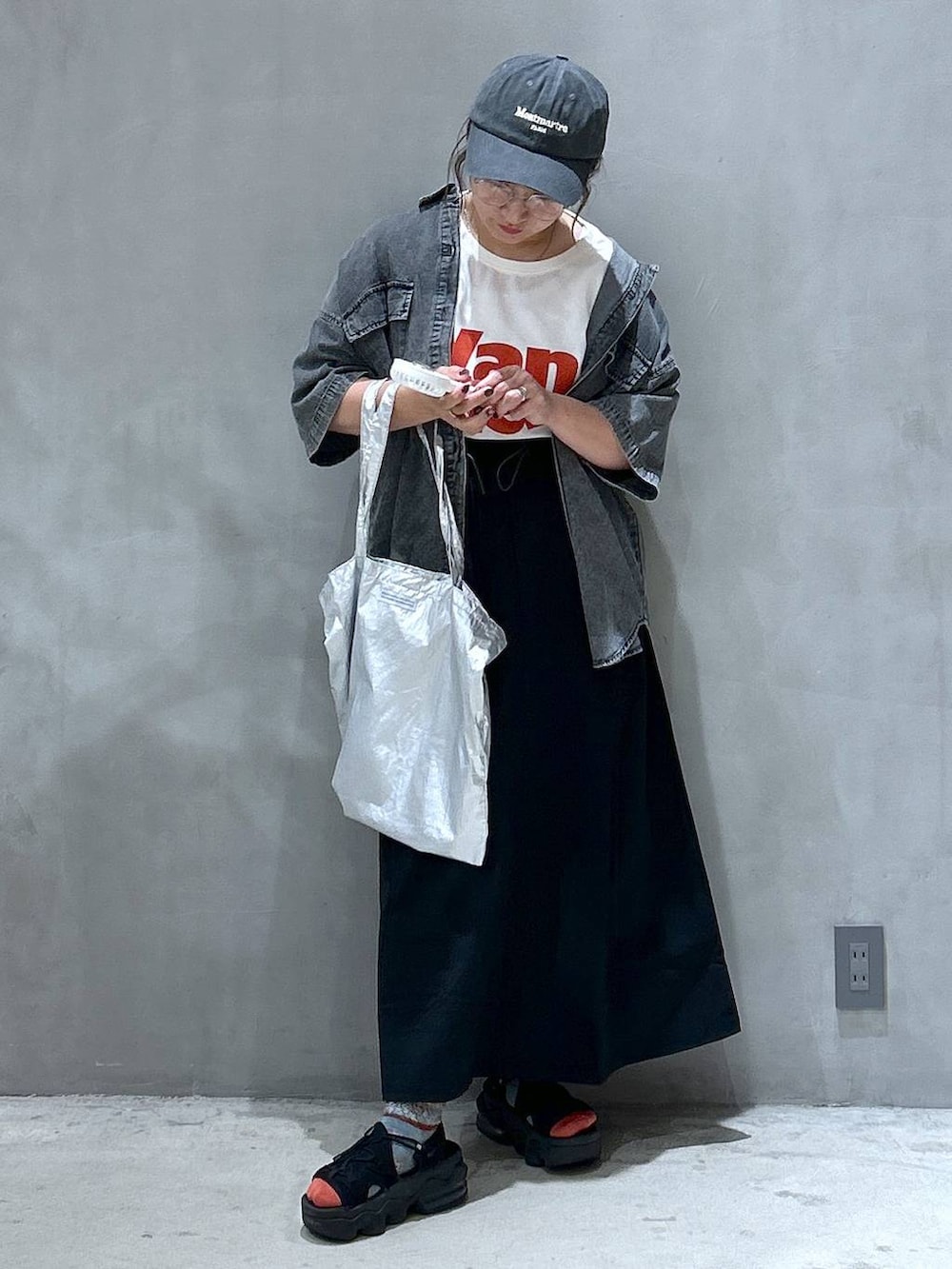 ブラック系のスカート、ブラック系のシャツ/ブラウス、その他のエコバッグ/サブバッグを着用したレディースの夏コーディネートの4枚目の写真