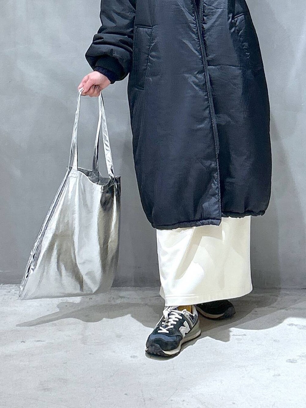 ブルー系のその他アウター、ホワイト系のスカート、ブラック系のミリタリージャケットを着用したレディースの冬コーディネートの4枚目の写真