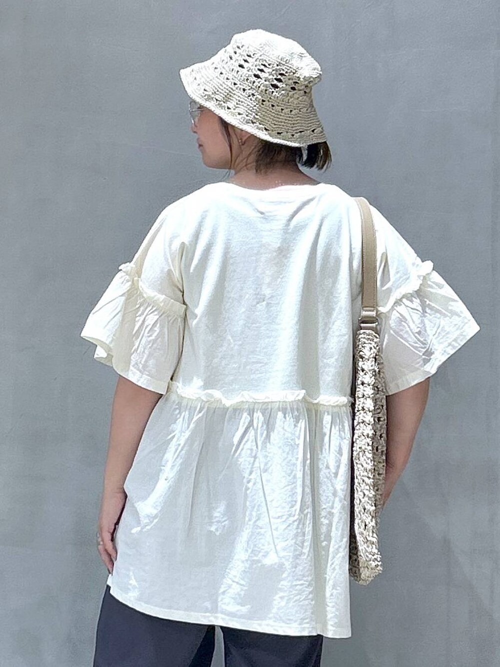 ベージュ系のトートバッグ、ブラック系のサンダル、グレー系のその他パンツを着用したレディースの夏コーディネートの6枚目の写真