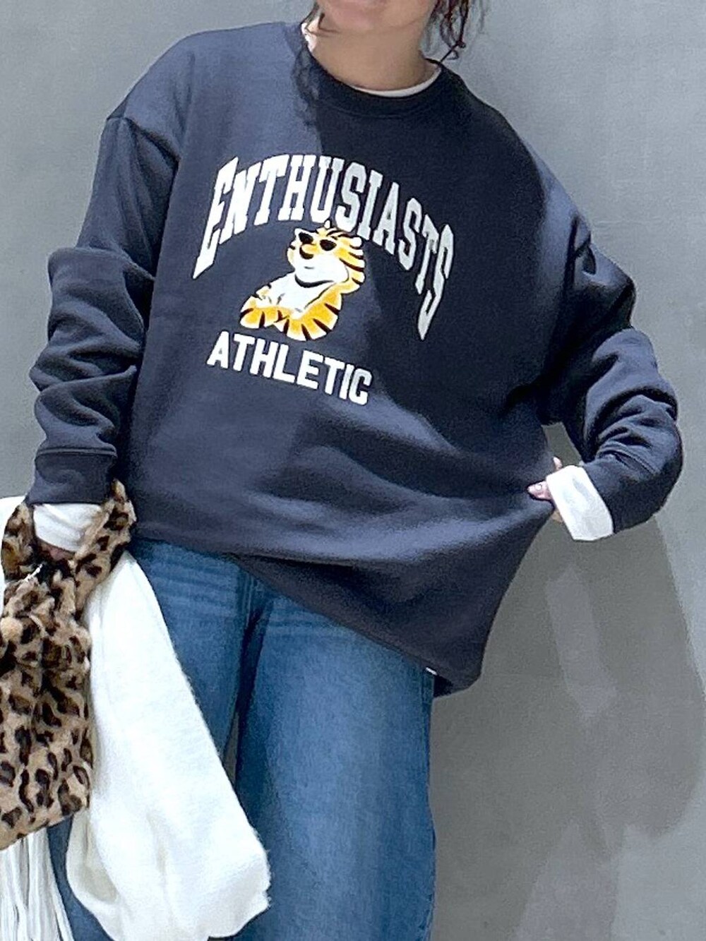 その他のショルダーバッグ、ブルー系のデニムパンツ、ホワイト系のTシャツ/カットソーを着用したレディースの秋コーディネートの3枚目の写真