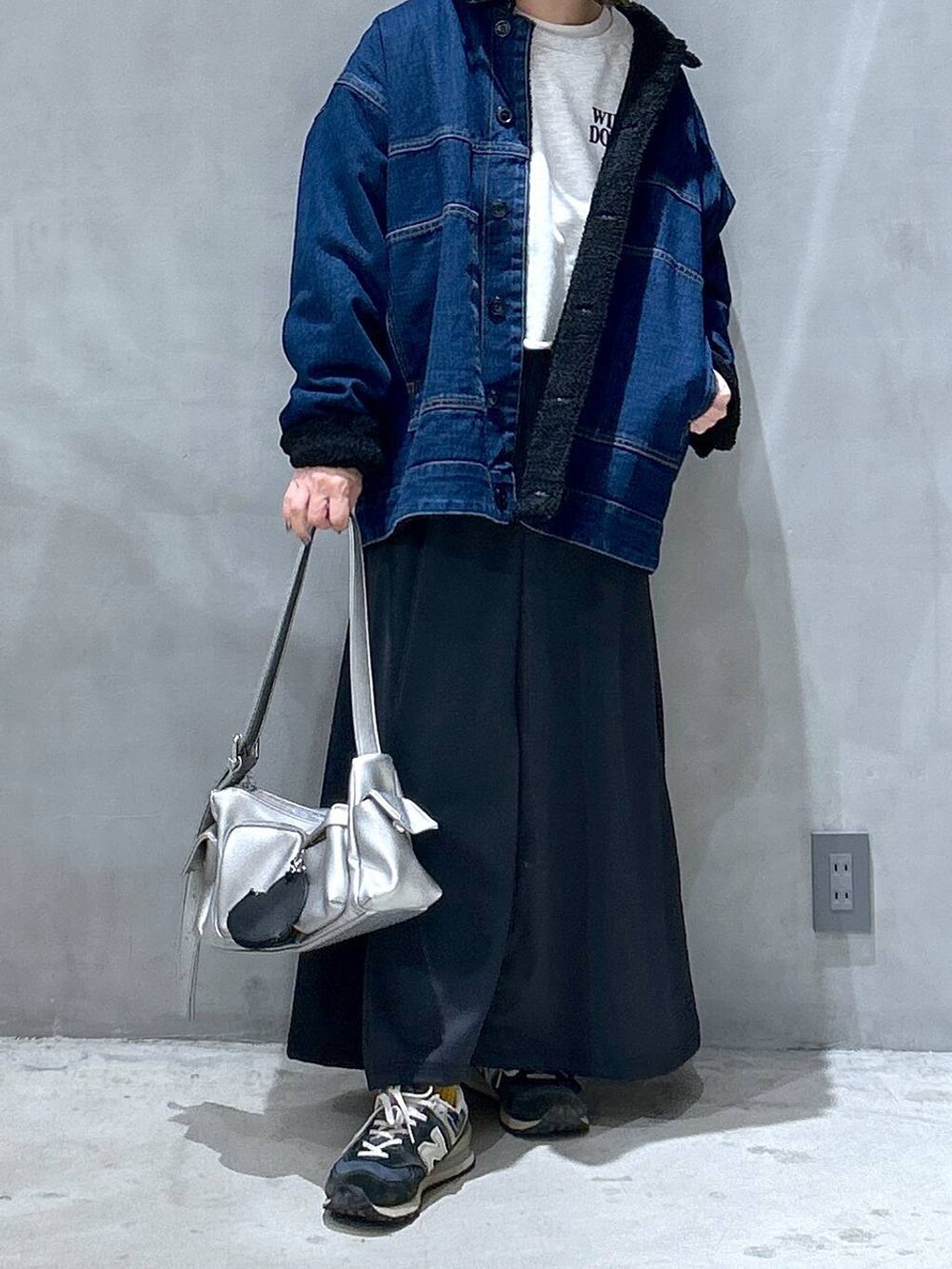 ブラック系のスカート、その他のショルダーバッグ、ブルー系のブルゾンを着用したレディースの冬コーディネートの4枚目の写真