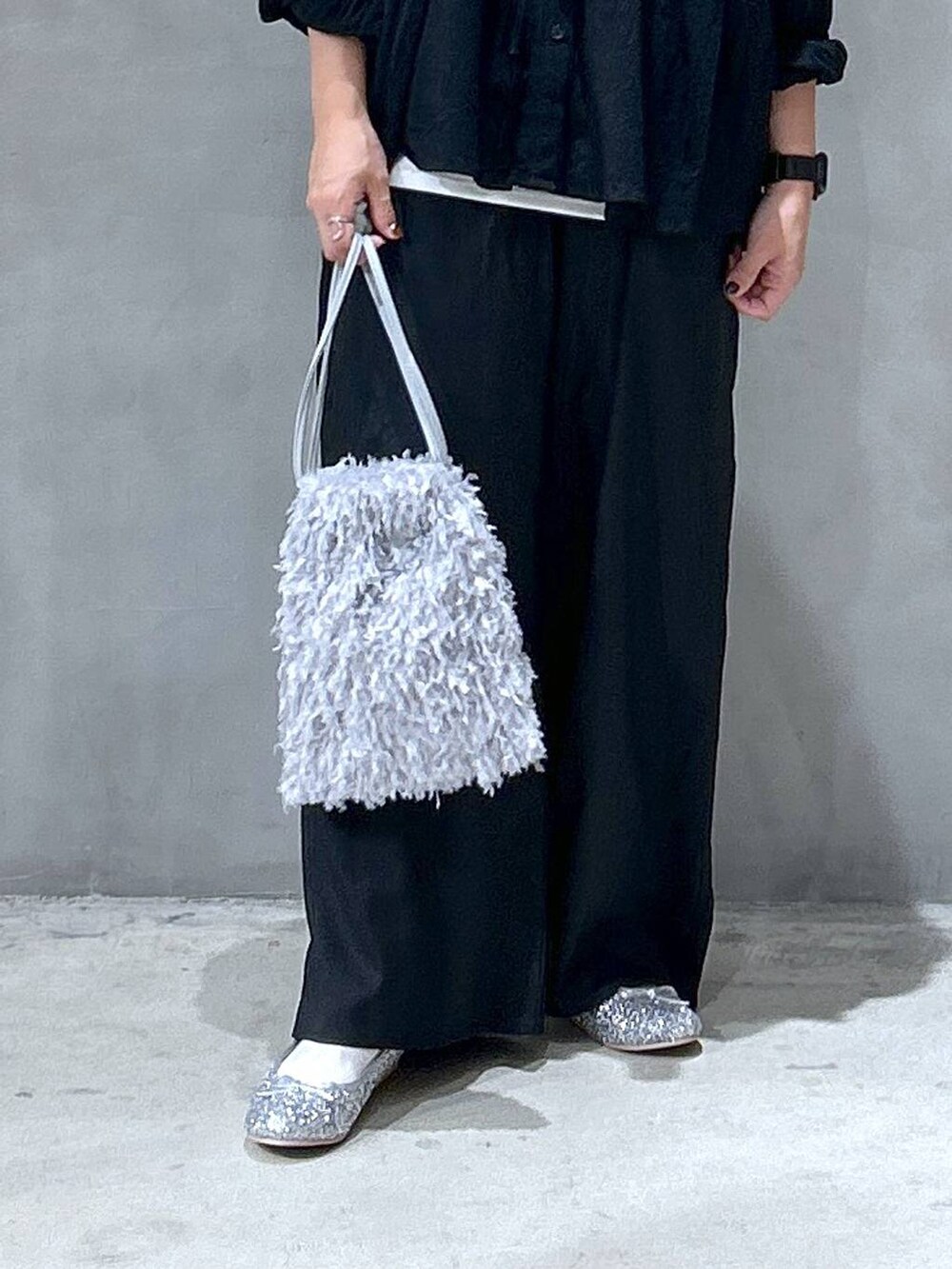 グレー系のショルダーバッグ、シルバー系のパンプス、ブラック系のその他パンツを着用したレディースの夏コーディネートの3枚目の写真