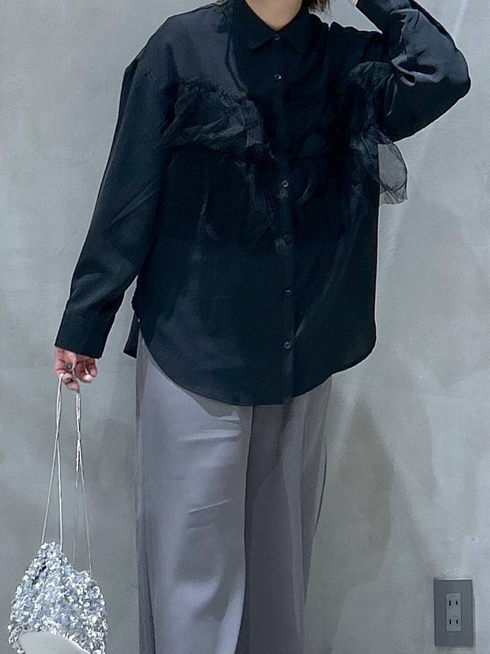 ブラック系のパンプス、その他のショルダーバッグ、グレー系のその他パンツを着用したレディースの春コーディネートの4枚目の写真