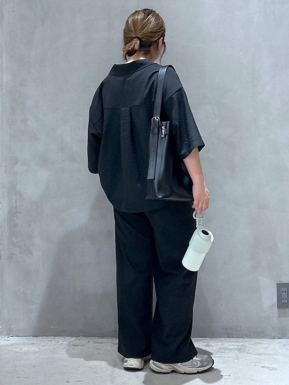 ブラック系のショルダーバッグ、ブラック系のその他パンツ、ブラック系のシャツ/ブラウスを着用したレディースの春コーディネートの3枚目の写真