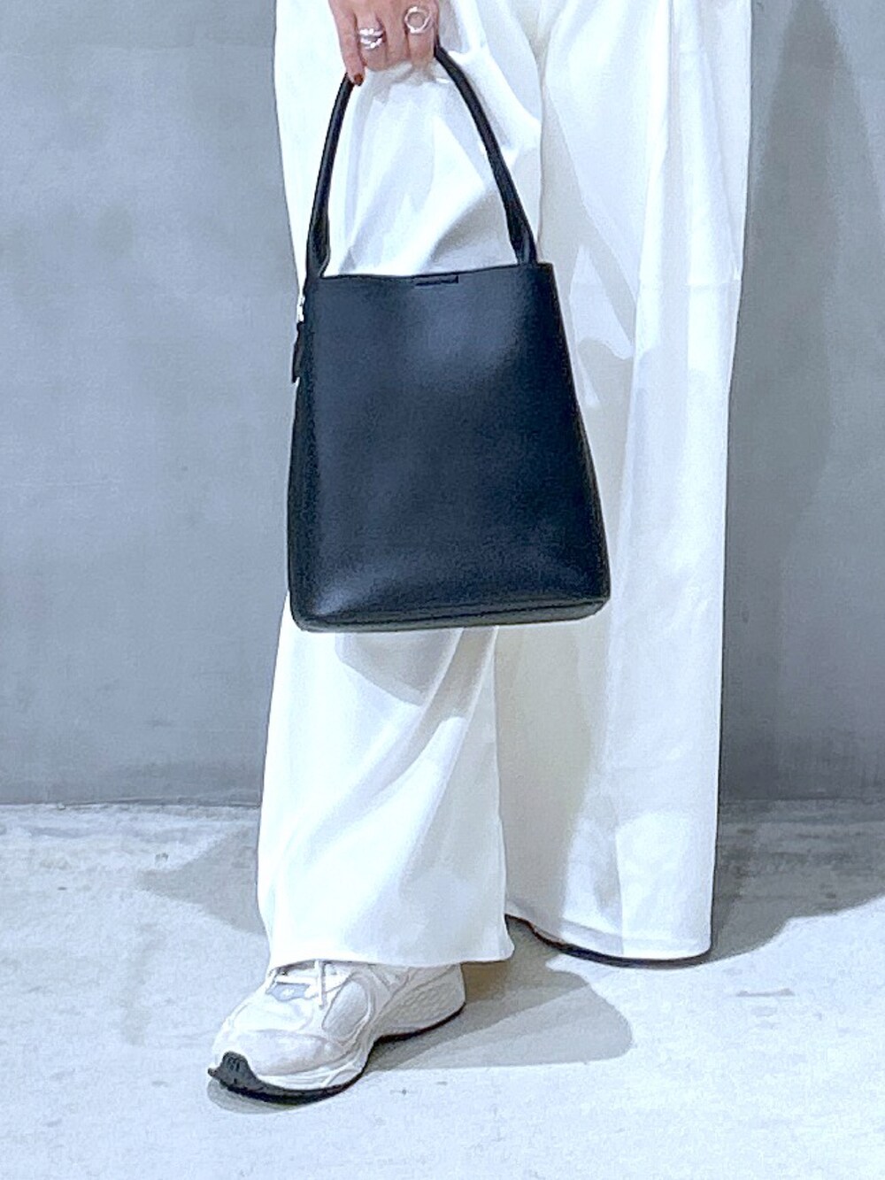 ホワイト系のその他パンツ、ブラック系のショルダーバッグ、グレー系のTシャツ/カットソーを着用したレディースの夏コーディネートの4枚目の写真