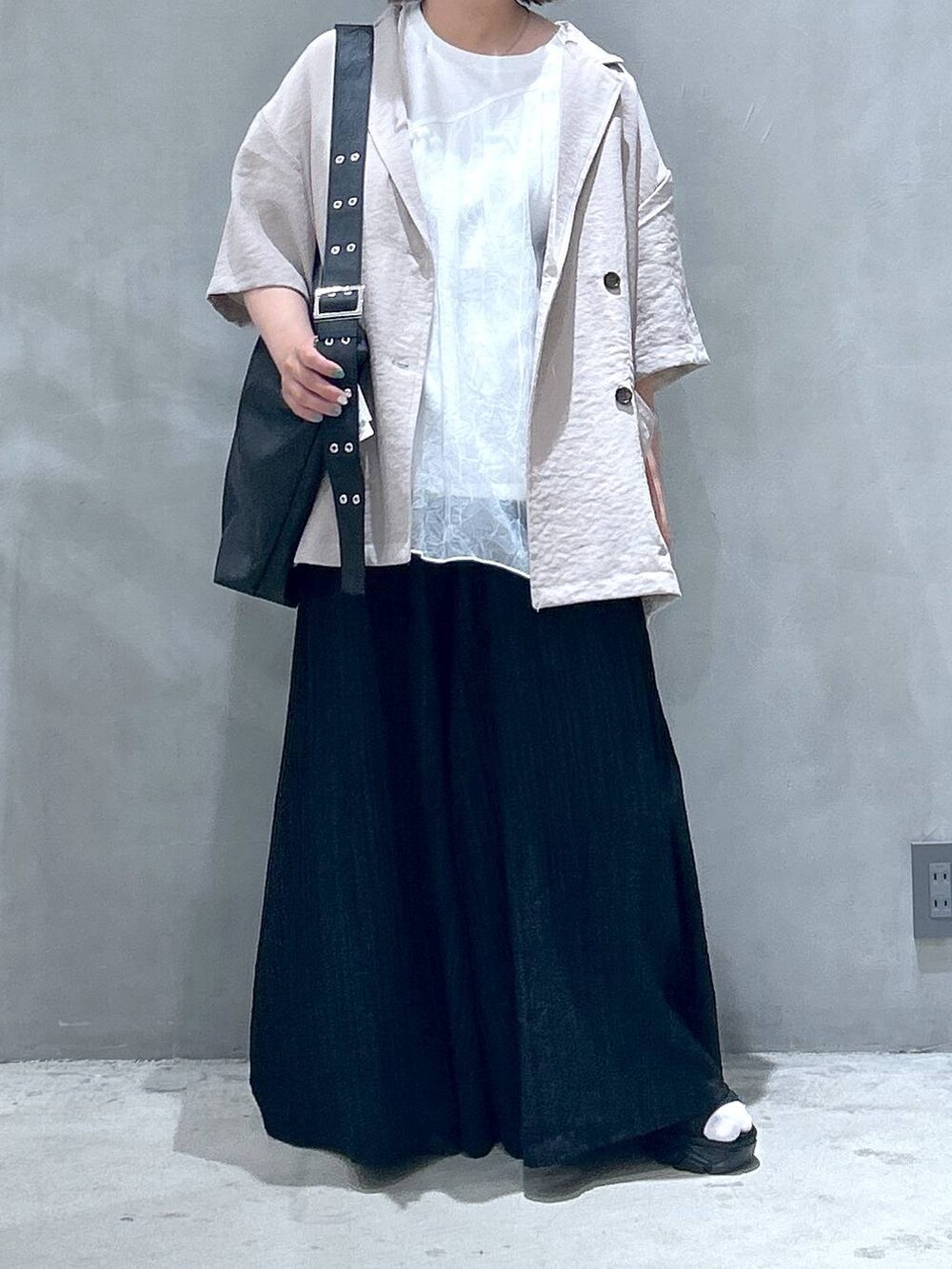 ブラック系のスニーカー、ブラック系のトートバッグ、ブラック系のその他パンツを着用したレディースの春コーディネートの4枚目の写真