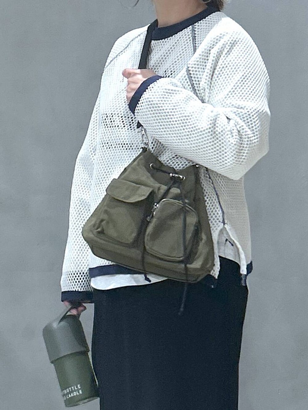 「バッグ、着痩せ、LAKOLE、体型カバー、着痩せ・細見え、シンプルコーデ、スカート、ベーシック/シンプル、カジュアル、ママコーデ、ゆったり、メガネ、ソックス、LOWRYS FARM」｜「LOWRYS FARMのラインソックス 136308（ソックス/靴下、レッド系）」を使った、asamiさん（レディース・155cm）の春コーディネートの3枚目の写真